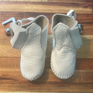 MINNETONKA White Leather Vintage Pa-poo-shu Moccasins. Size 1 infant. P2/A2383